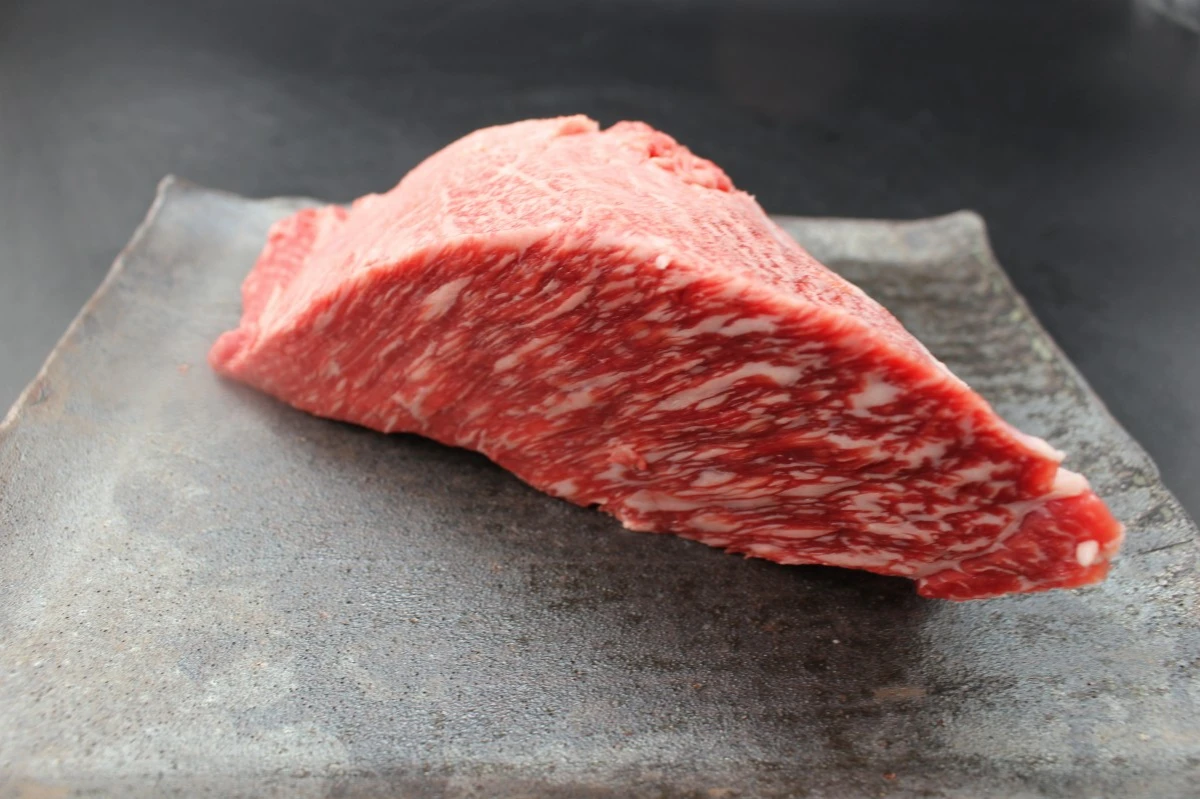 【現品限り】近江牛肩三角(クリ)塊肉700g
