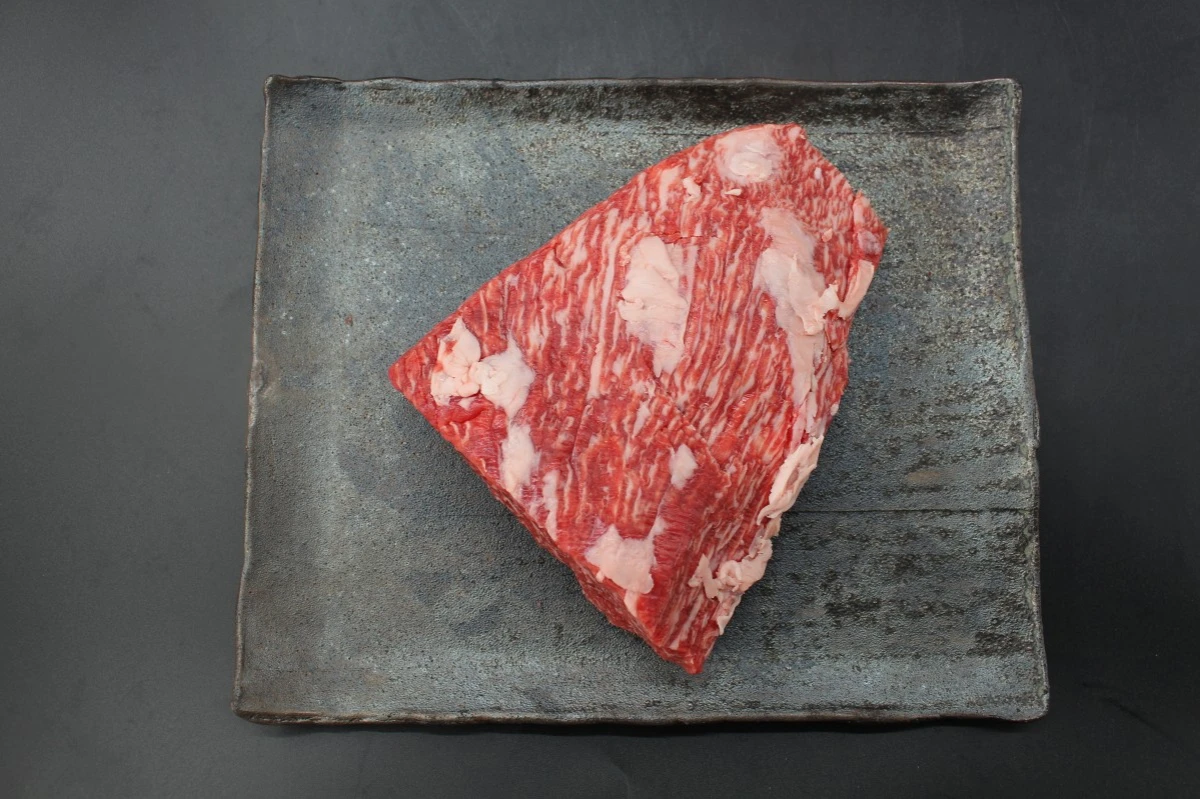 【現品限り】近江牛コサンカク塊肉591g【希少部位】