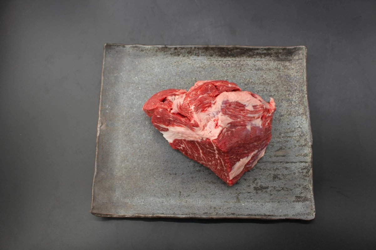 【現品限り】近江牛ニノウデ塊肉642g【煮込み用】