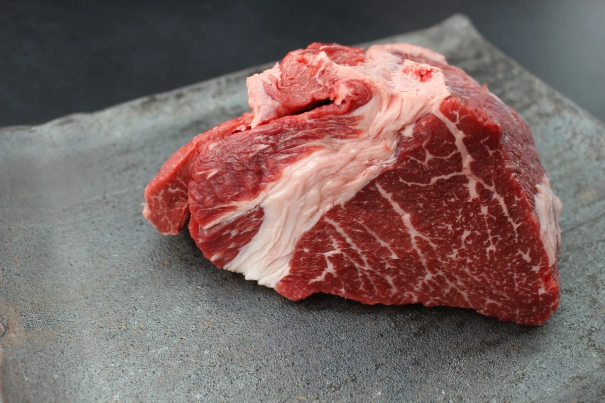 【現品限り】近江牛ニノウデ塊肉642g【煮込み用】