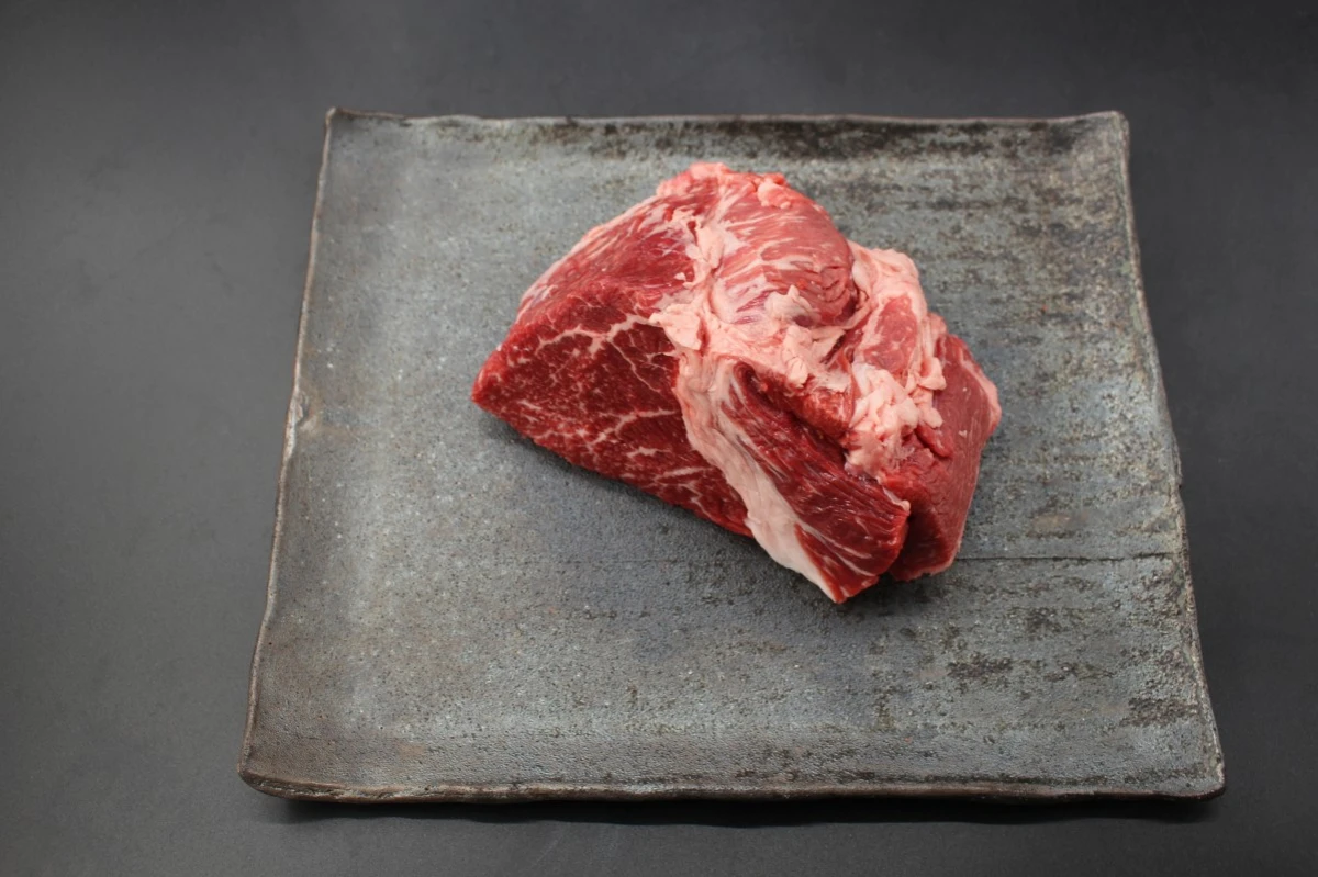 【現品限り】近江牛ニノウデ塊肉612g【煮込み用】