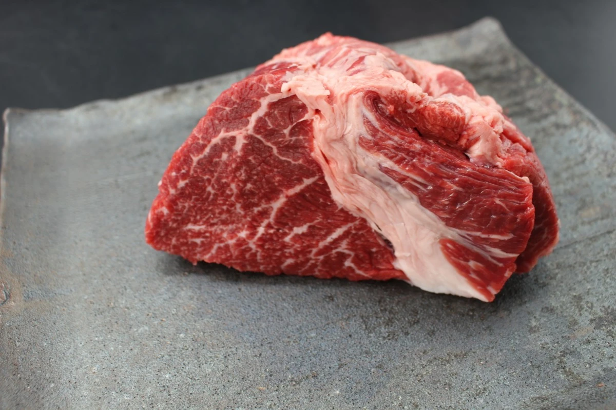 【現品限り】近江牛ニノウデ塊肉612g【煮込み用】