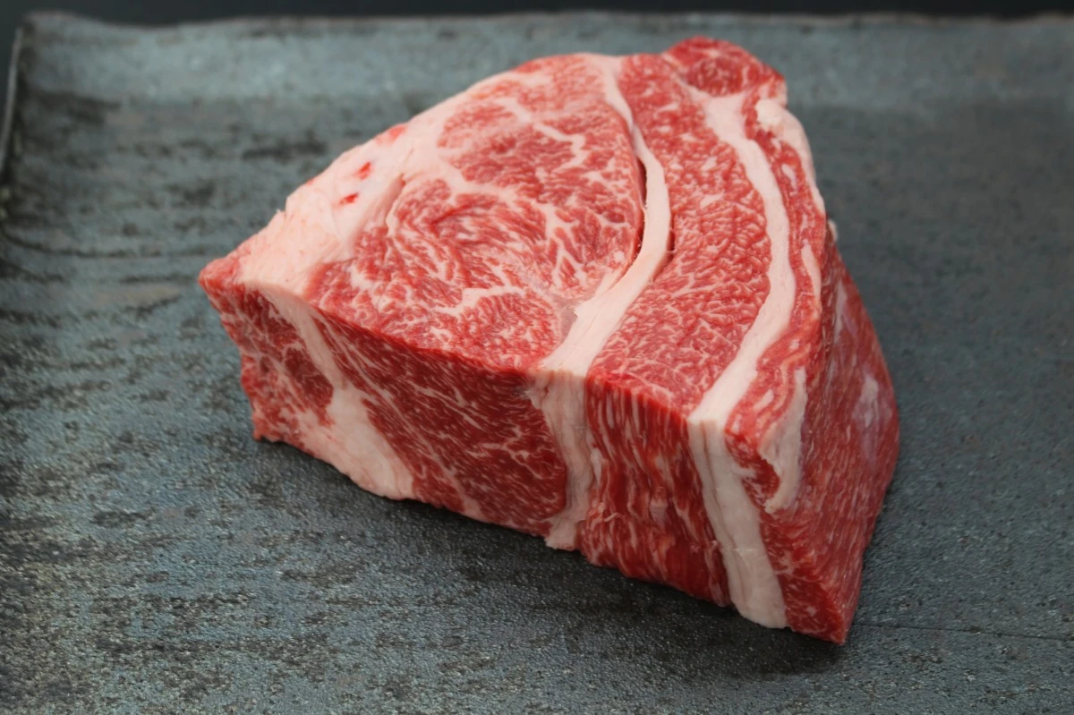 【現品限り】近江牛クラシタ塊肉516g【別名：かたロース】