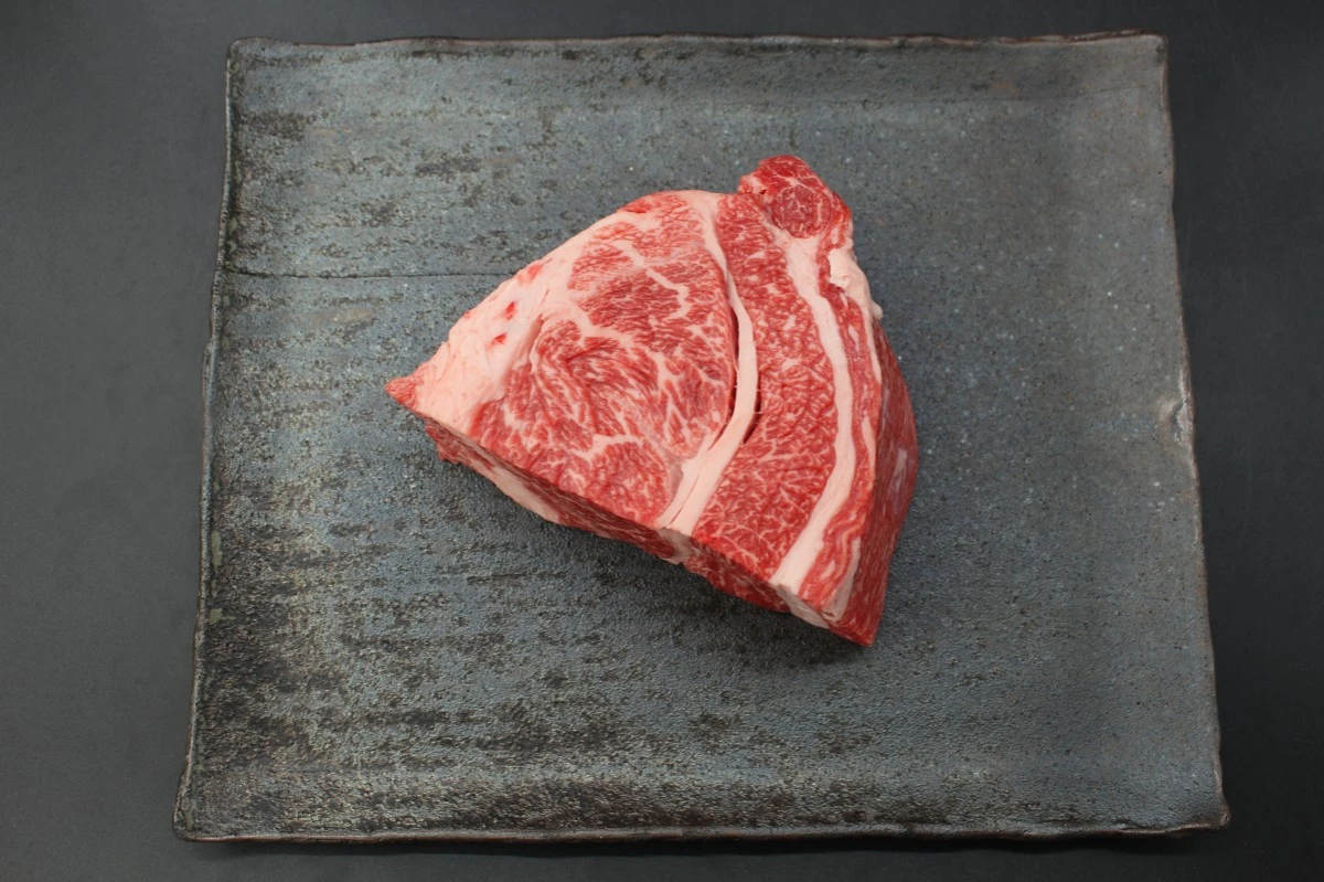 【現品限り】近江牛クラシタ塊肉516g【別名：かたロース】