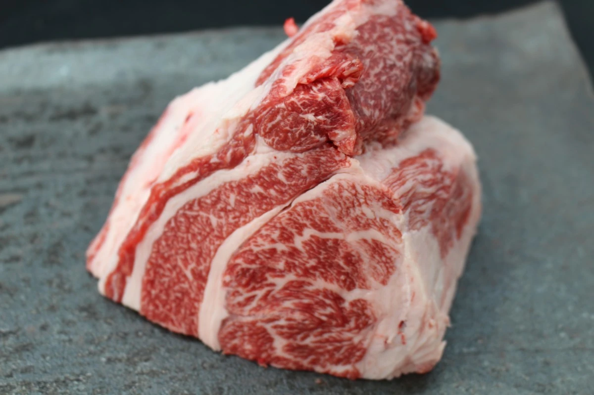 【現品限り】近江牛クラシタ塊肉525g【別名：かたロース】