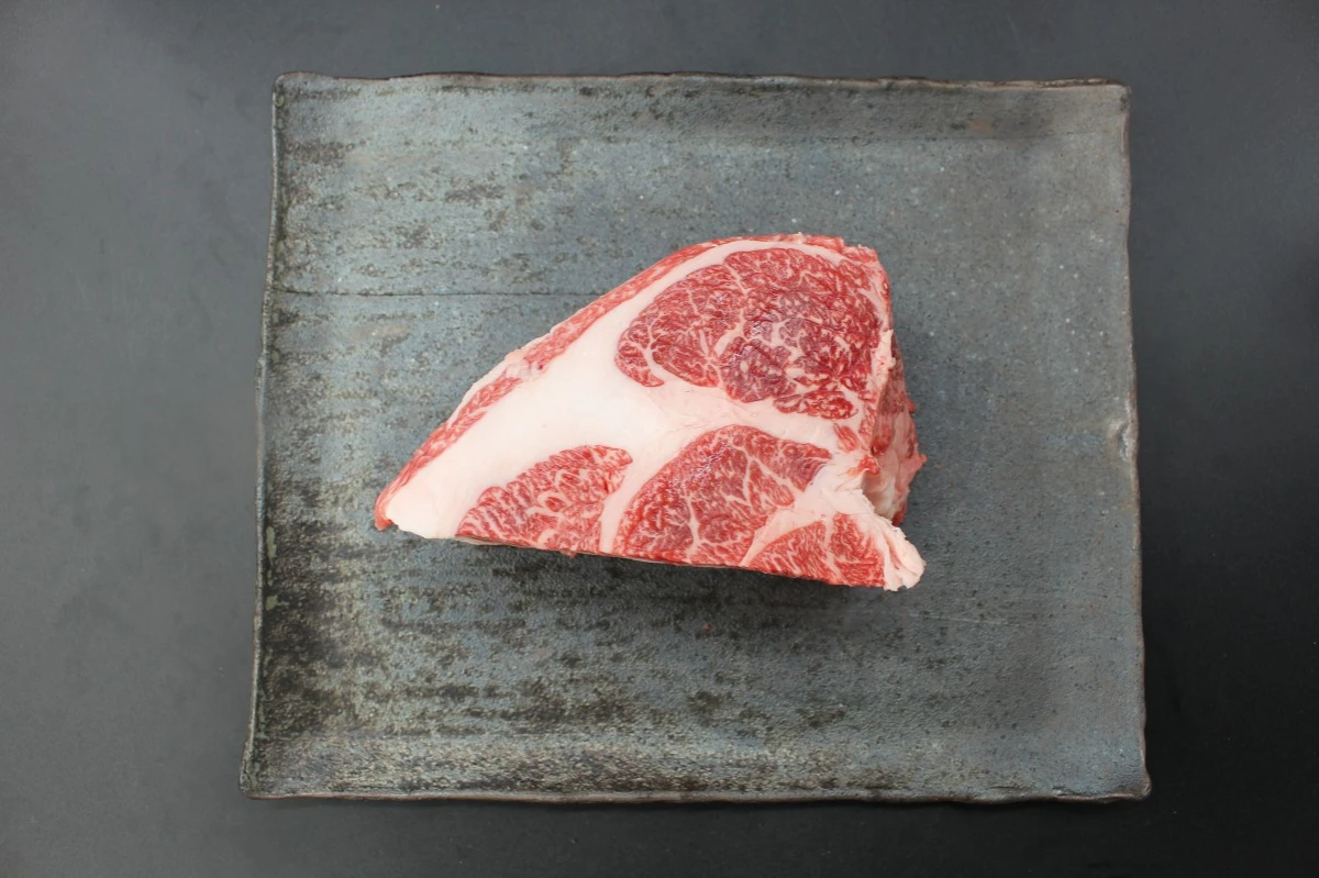 【現品限り】近江牛クラシタ塊肉567g【別名：かたロース】