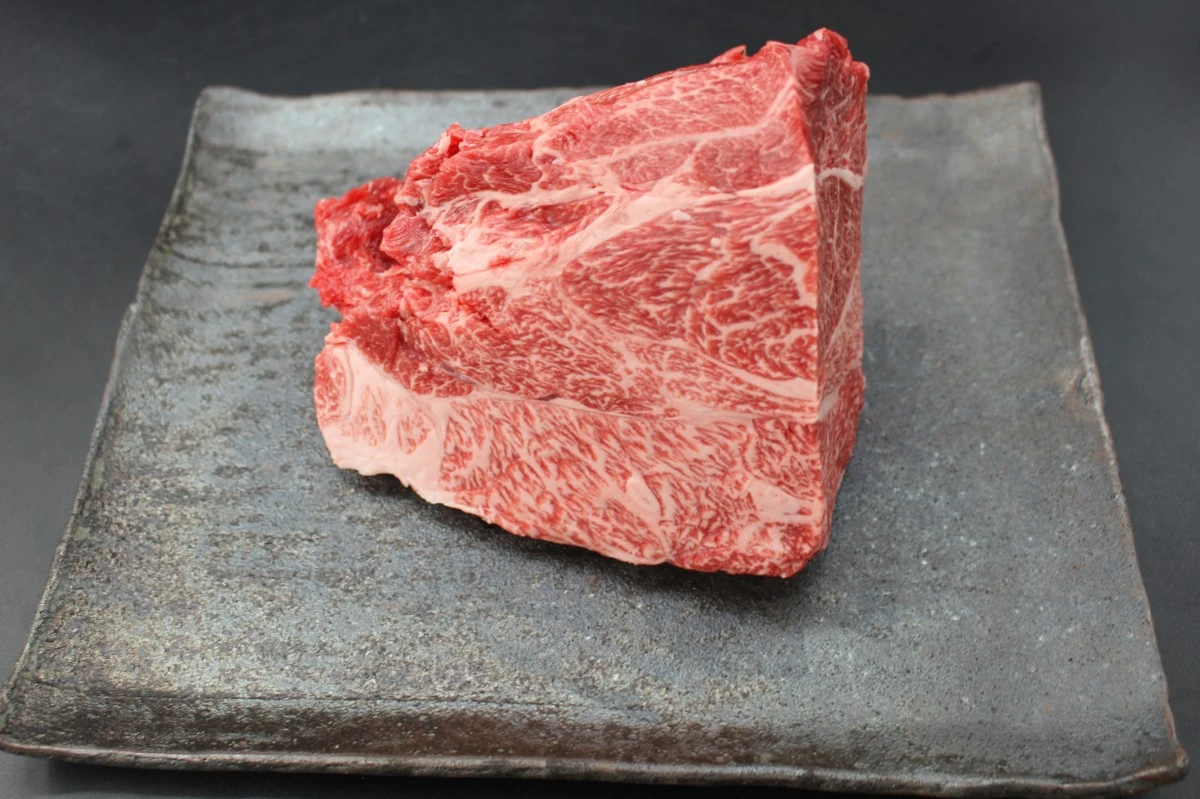 【現品限り】近江牛クラシタ塊肉772g【別名：かたロース】
