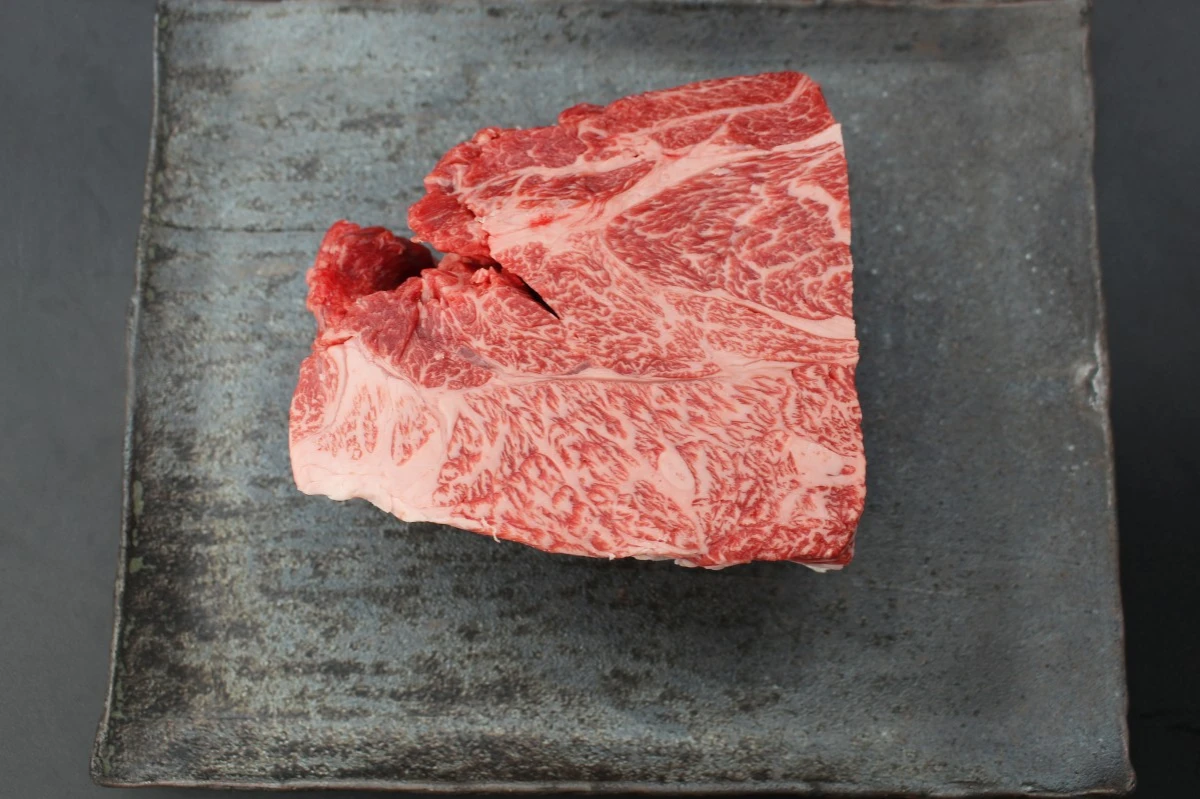【現品限り】近江牛クラシタ塊肉772g【別名：かたロース】