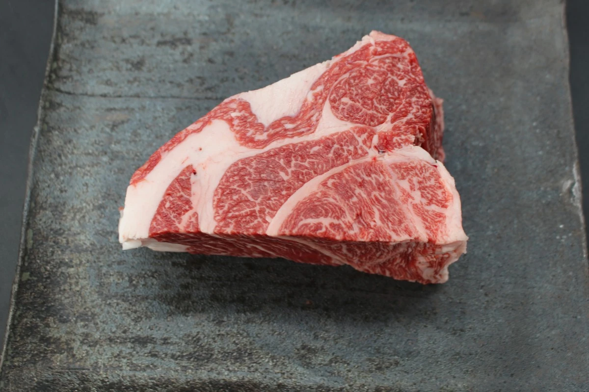 【現品限り】近江牛クラシタ塊肉640g【別名：かたロース】