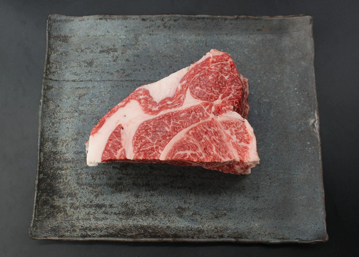 【現品限り】近江牛クラシタ塊肉640g【別名：かたロース】