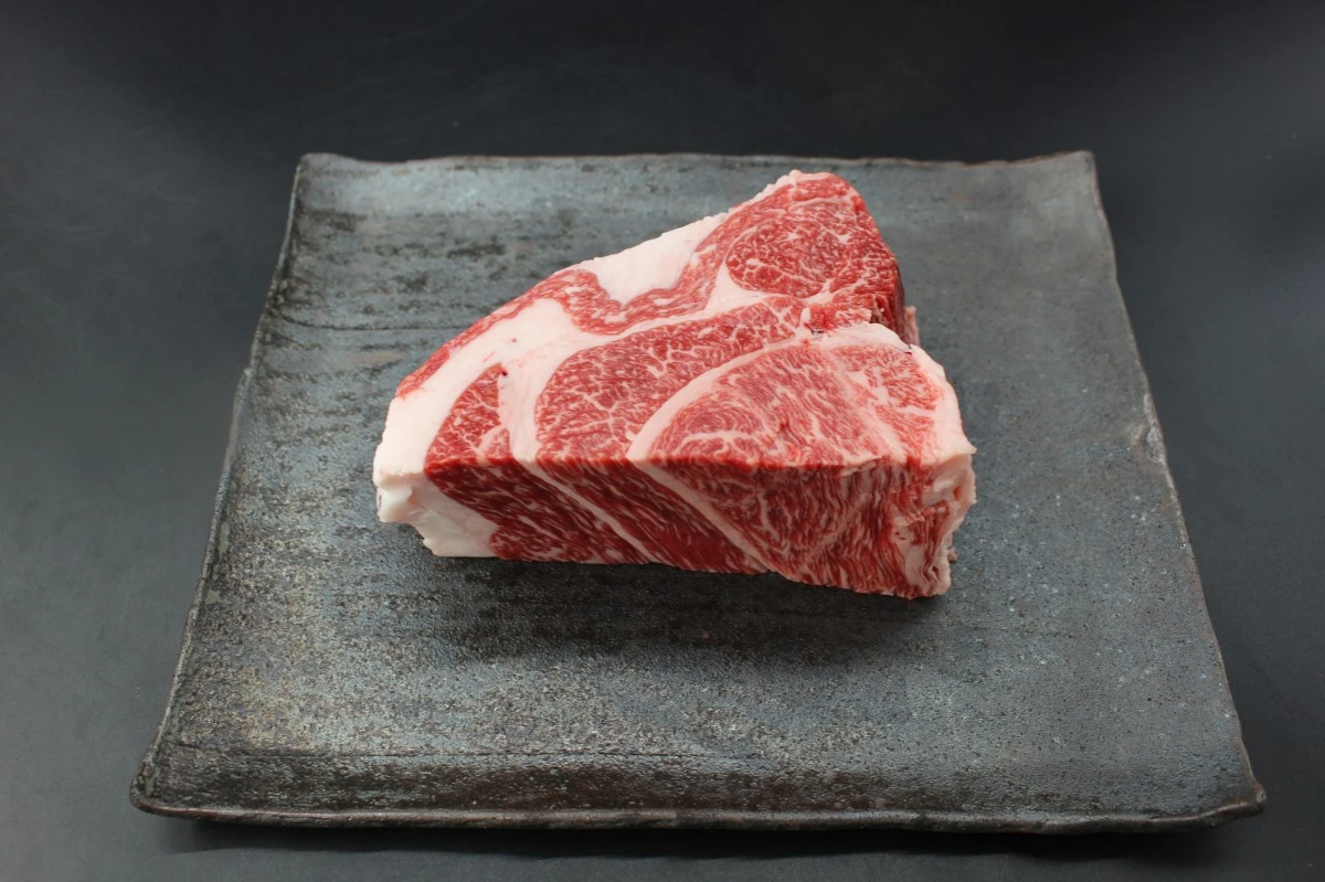 【現品限り】近江牛クラシタ塊肉640g【別名：かたロース】