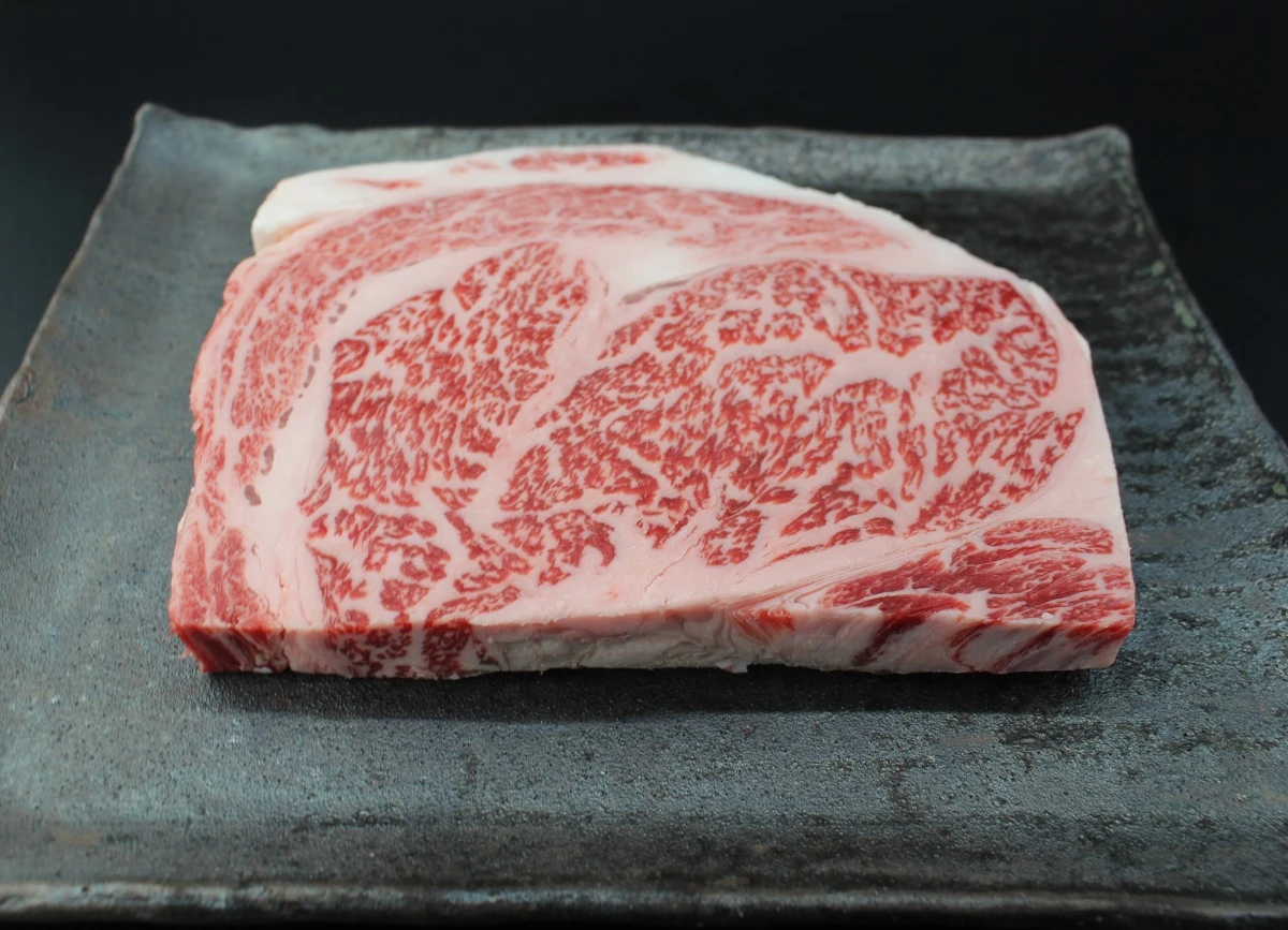 近江牛極厚リブロースステーキ586g【通常価格より50％OFF】