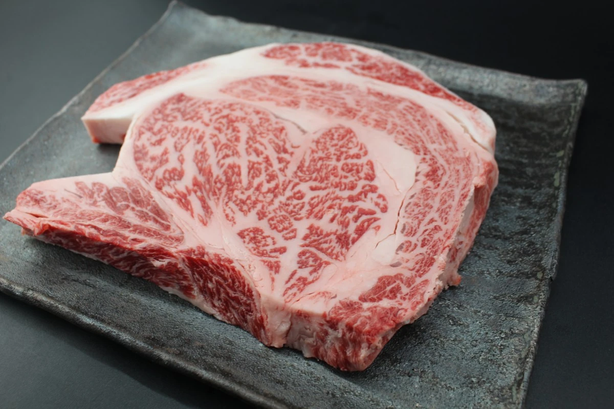 近江牛極厚リブロースステーキ646g【通常価格より50％OFF】