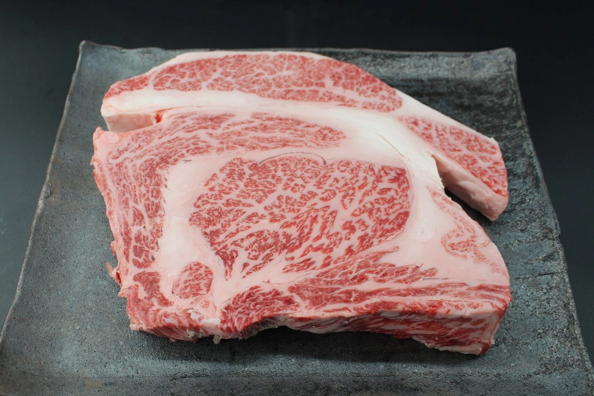 近江牛極厚リブロースステーキ732g【通常価格より50％OFF】