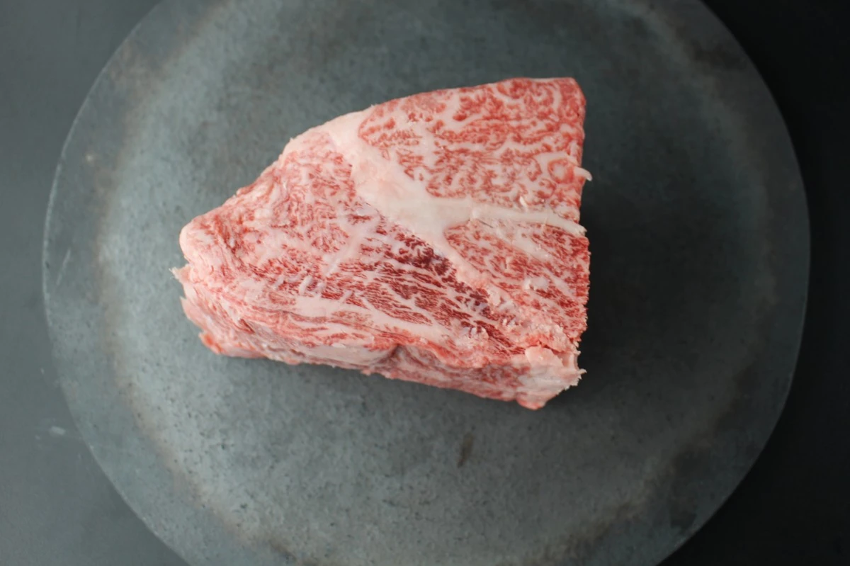 【現品限り】近江牛クラシタ塊肉489g【別名：かたロース】