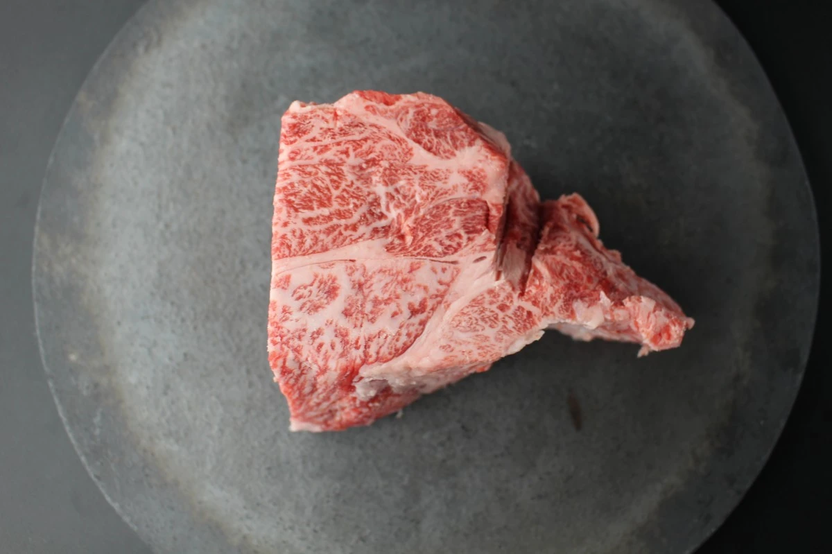 【現品限り】近江牛クラシタ塊肉420g【別名：かたロース】