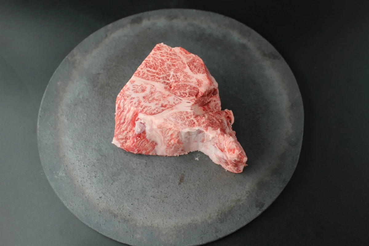 【現品限り】近江牛クラシタ塊肉420g【別名：かたロース】