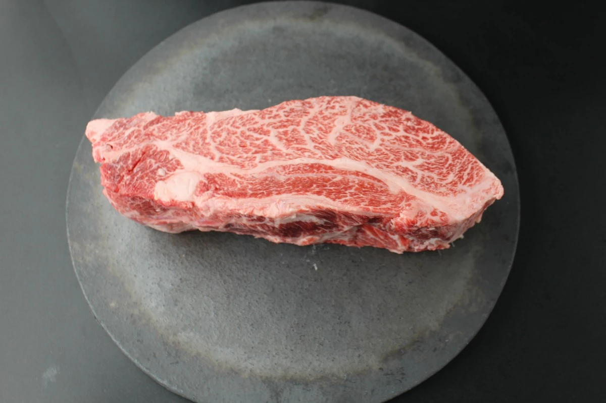 【現品限り】近江牛クラシタ塊肉754g【別名：かたロース】