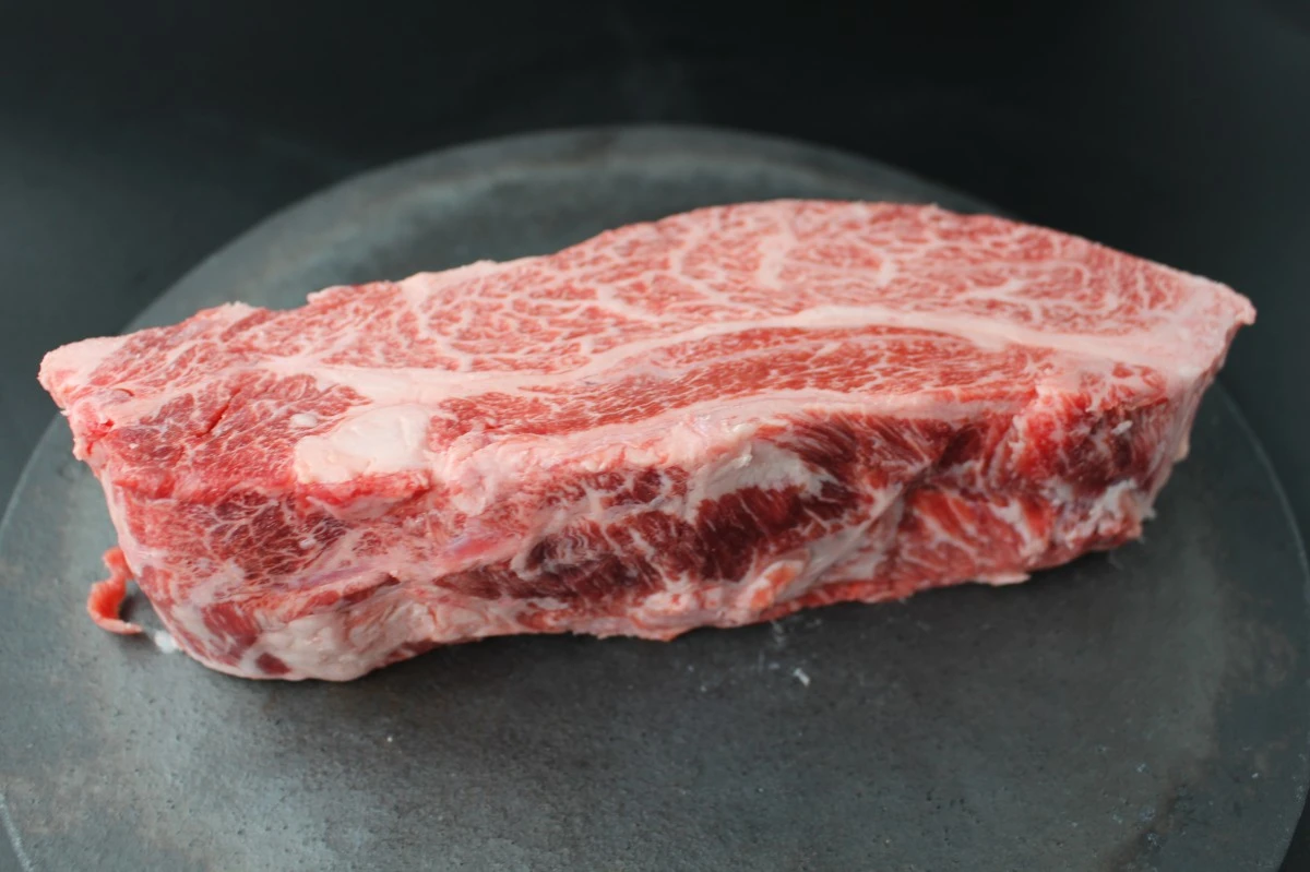 【現品限り】近江牛クラシタ塊肉754g【別名：かたロース】