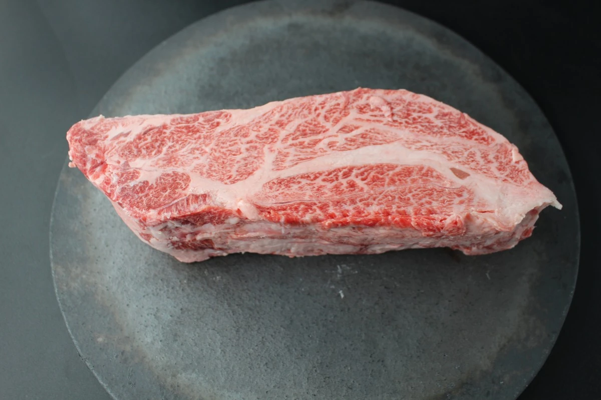 【現品限り】近江牛クラシタ塊肉642g【別名：かたロース】