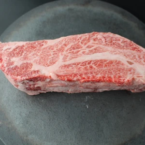 【現品限り】近江牛クラシタ塊肉642g【別名：かたロース】