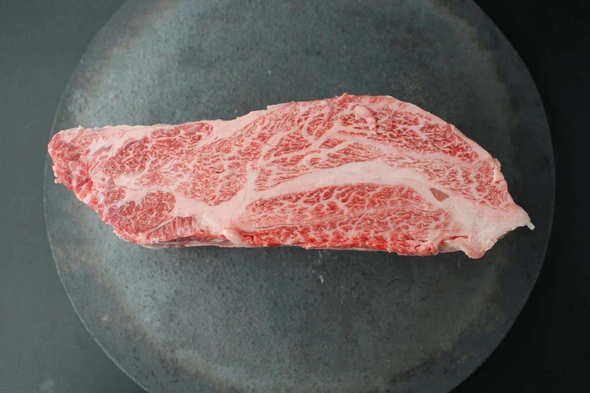 【現品限り】近江牛クラシタ塊肉642g【別名：かたロース】