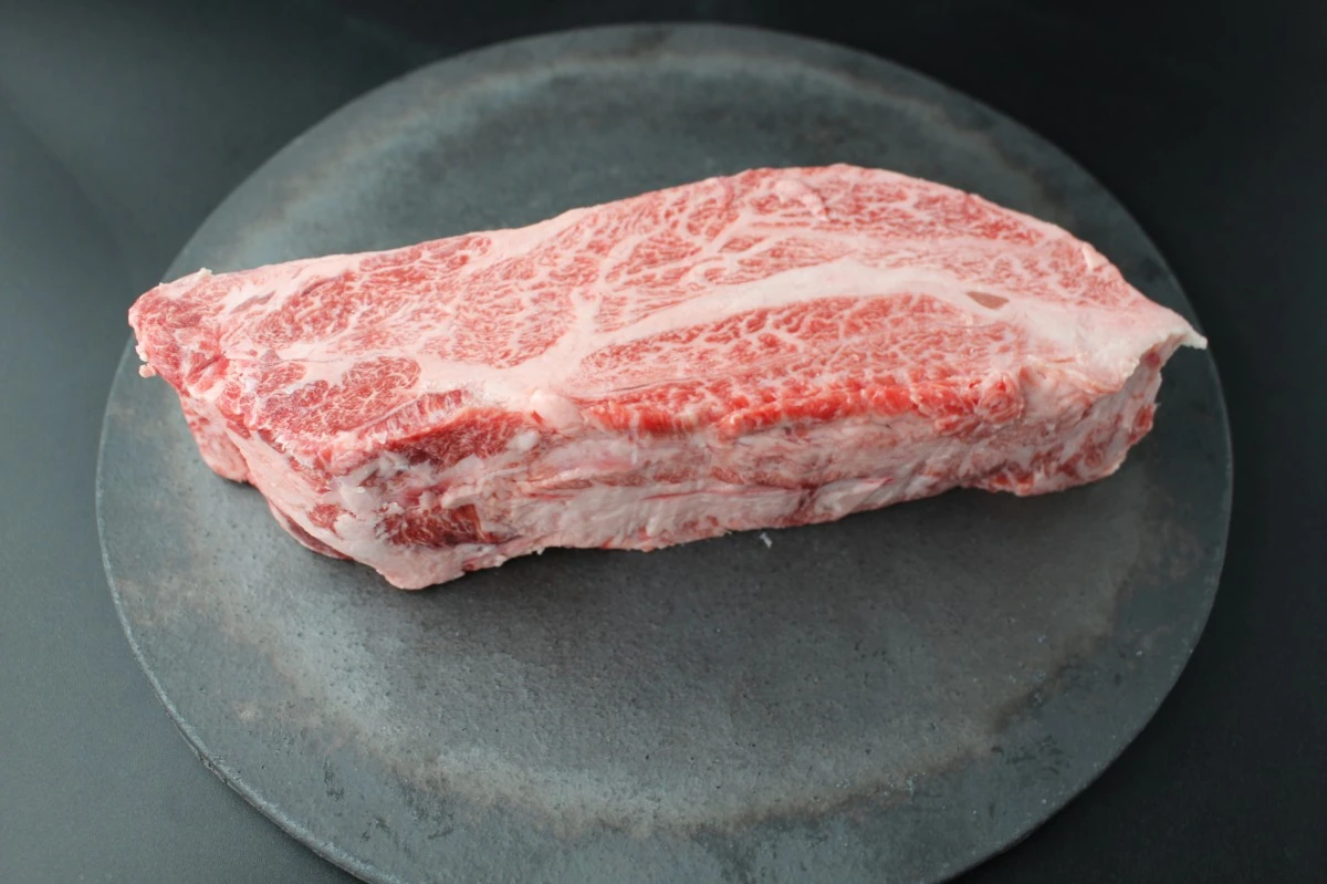 【現品限り】近江牛クラシタ塊肉642g【別名：かたロース】