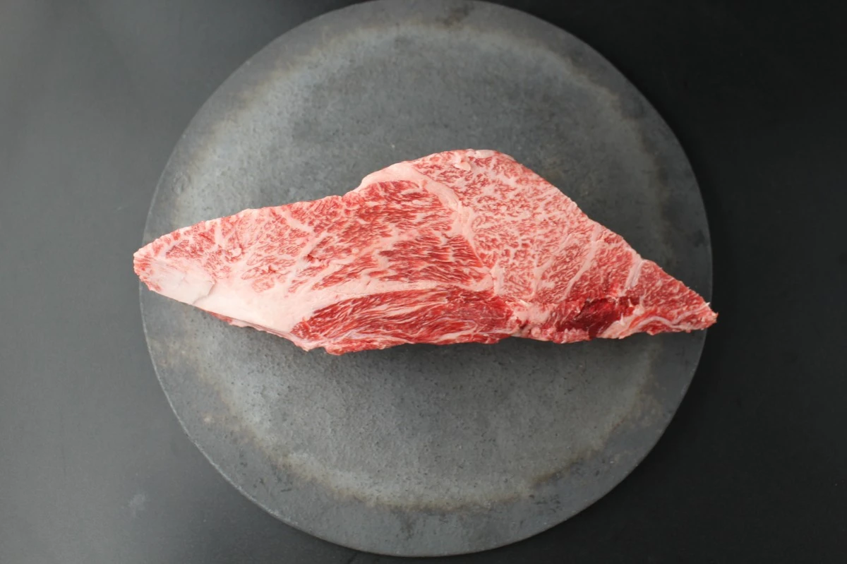 【現品限り】近江牛クラシタ塊肉735g【別名：かたロース】