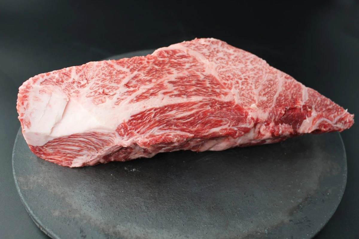 【現品限り】近江牛クラシタ塊肉735g【別名：かたロース】