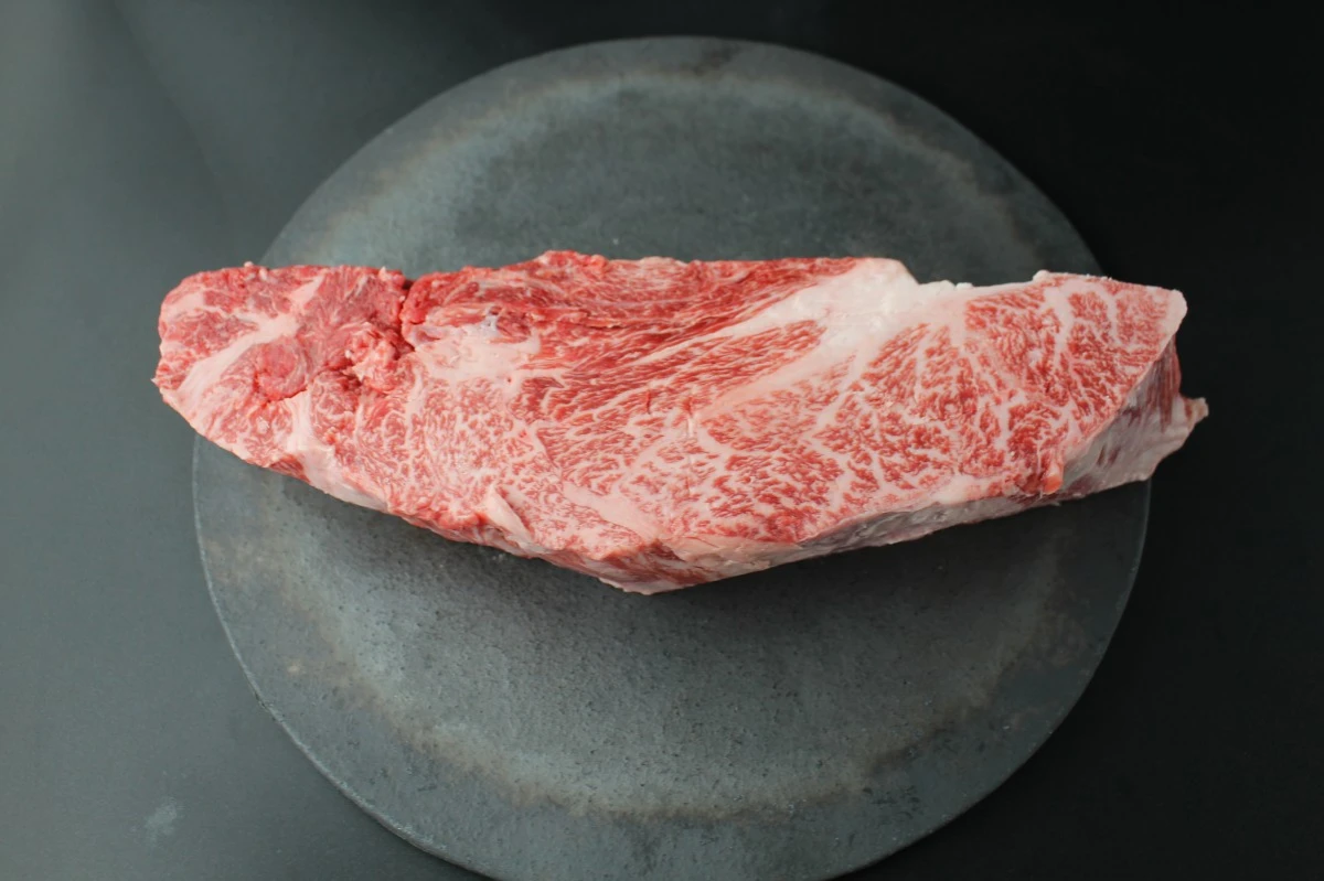 【現品限り】近江牛クラシタ塊肉972g【別名：かたロース】