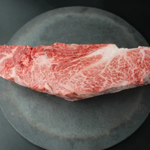 【現品限り】近江牛クラシタ塊肉972g【別名：かたロース】