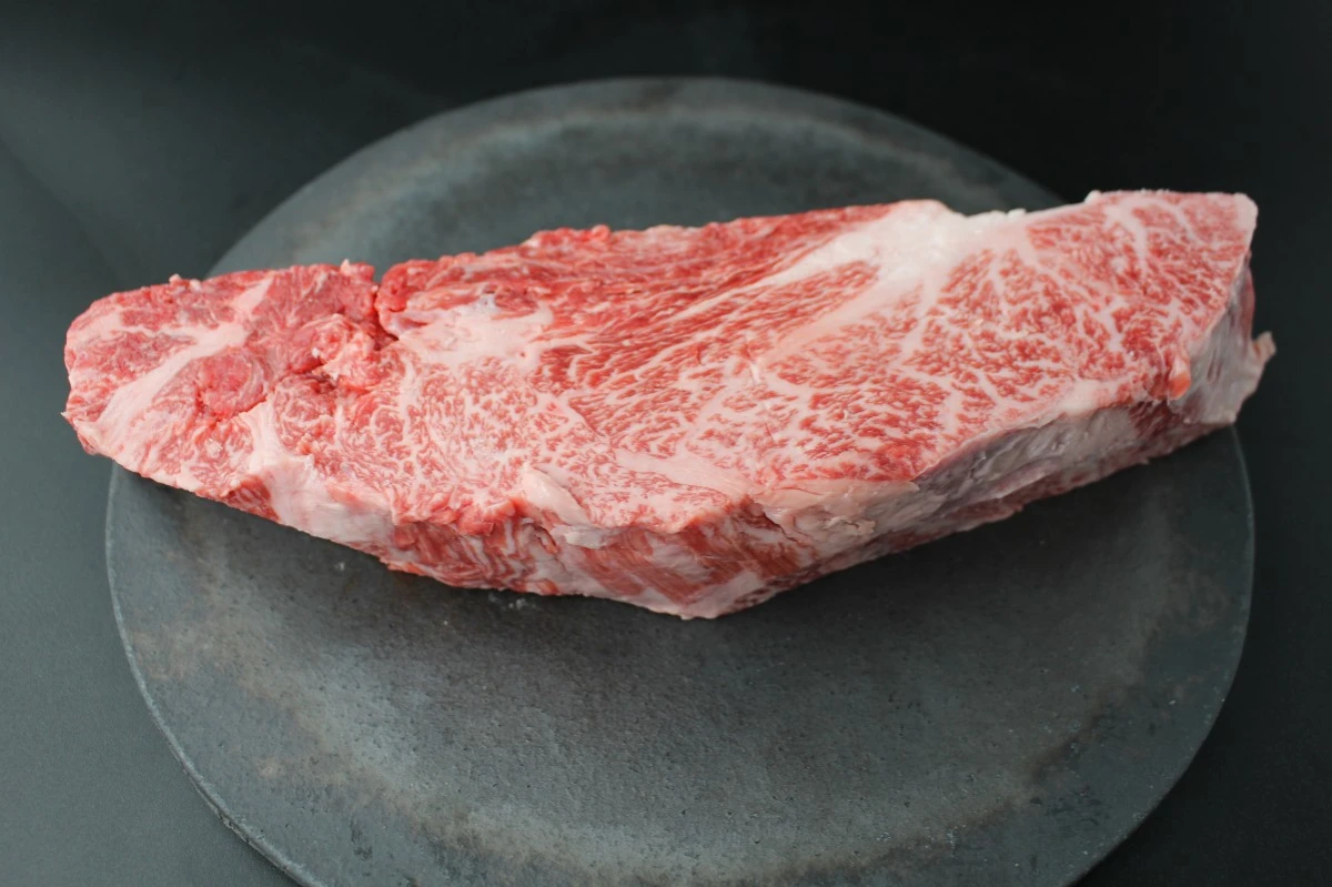 【現品限り】近江牛クラシタ塊肉972g【別名：かたロース】