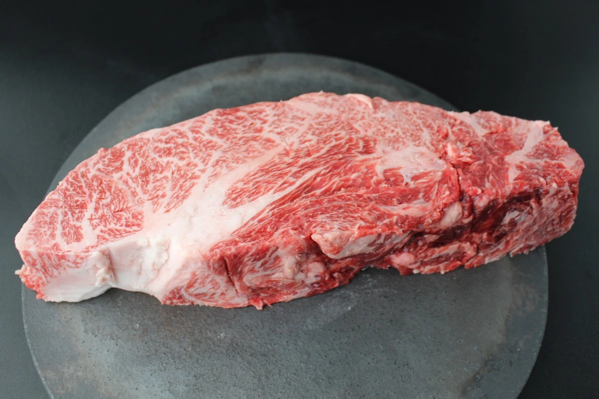 【現品限り】近江牛クラシタ塊肉972g【別名：かたロース】