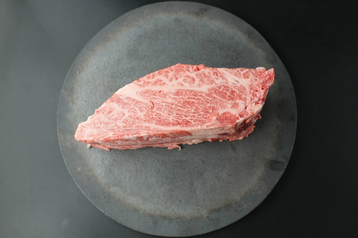 【現品限り】近江牛クラシタ塊肉640g【別名：かたロース】