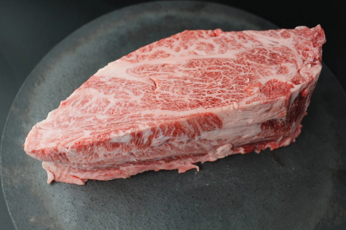 【現品限り】近江牛クラシタ塊肉640g【別名：かたロース】