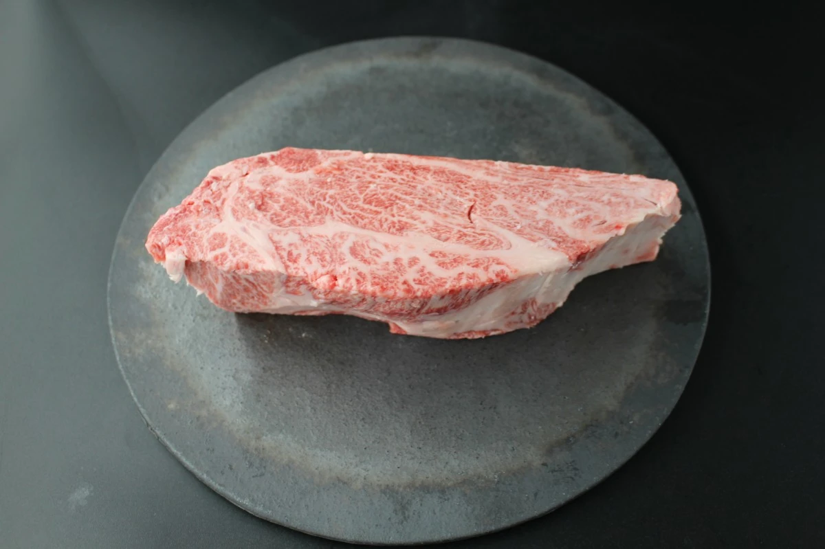 【現品限り】近江牛クラシタ塊肉640g【別名：かたロース】