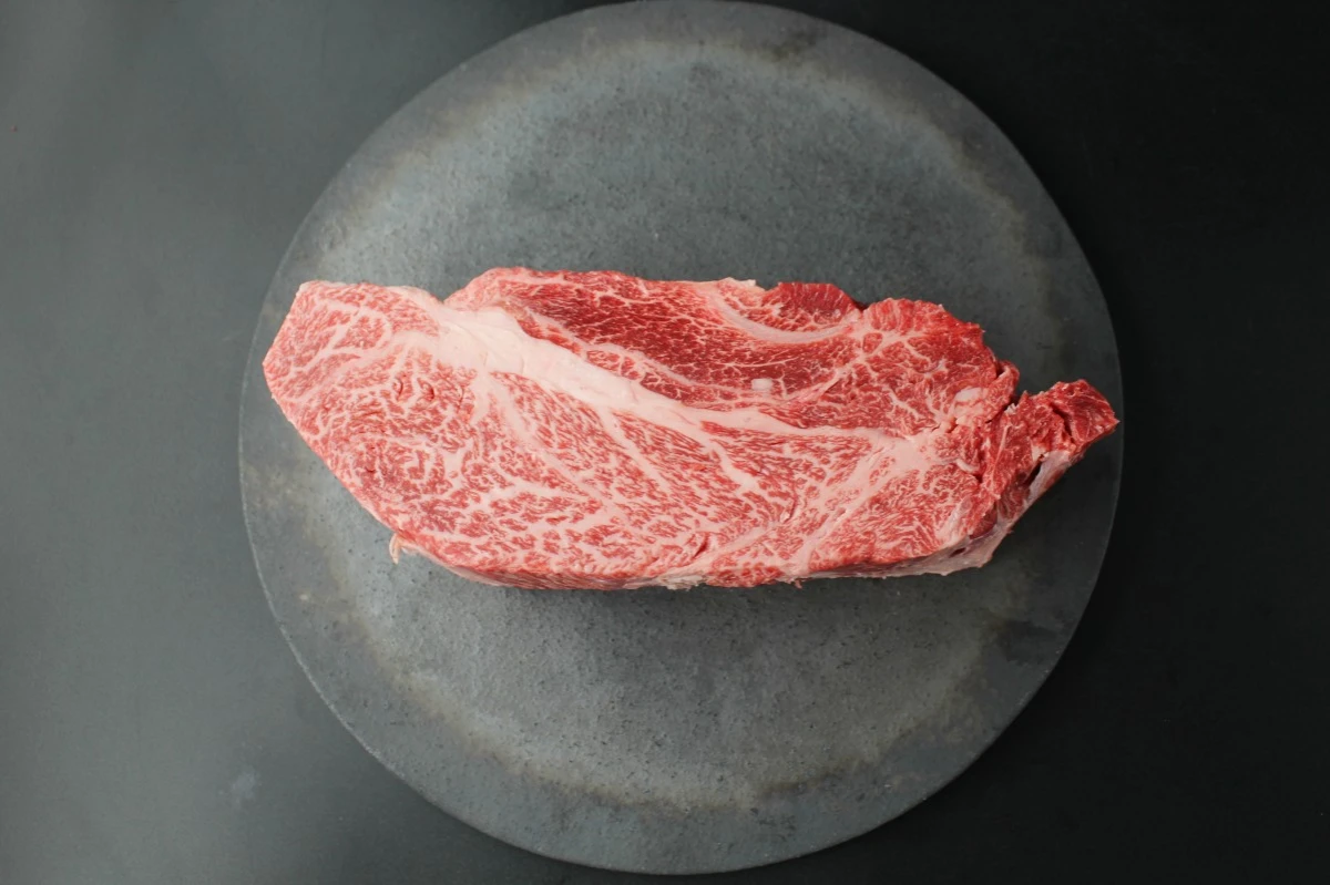 【現品限り】近江牛クラシタ塊肉867g【別名：かたロース】