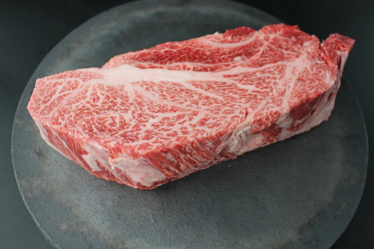 【現品限り】近江牛クラシタ塊肉867g【別名：かたロース】