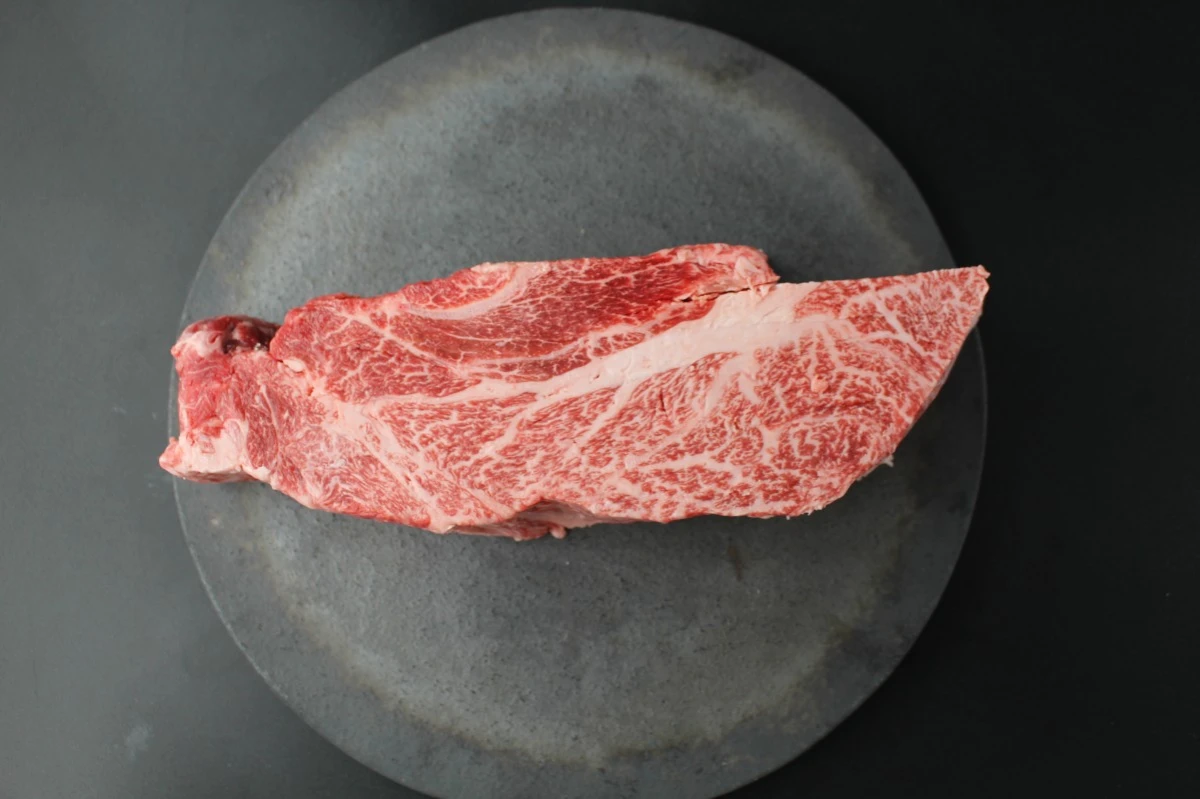 【現品限り】近江牛クラシタ塊肉988g【別名：かたロース】