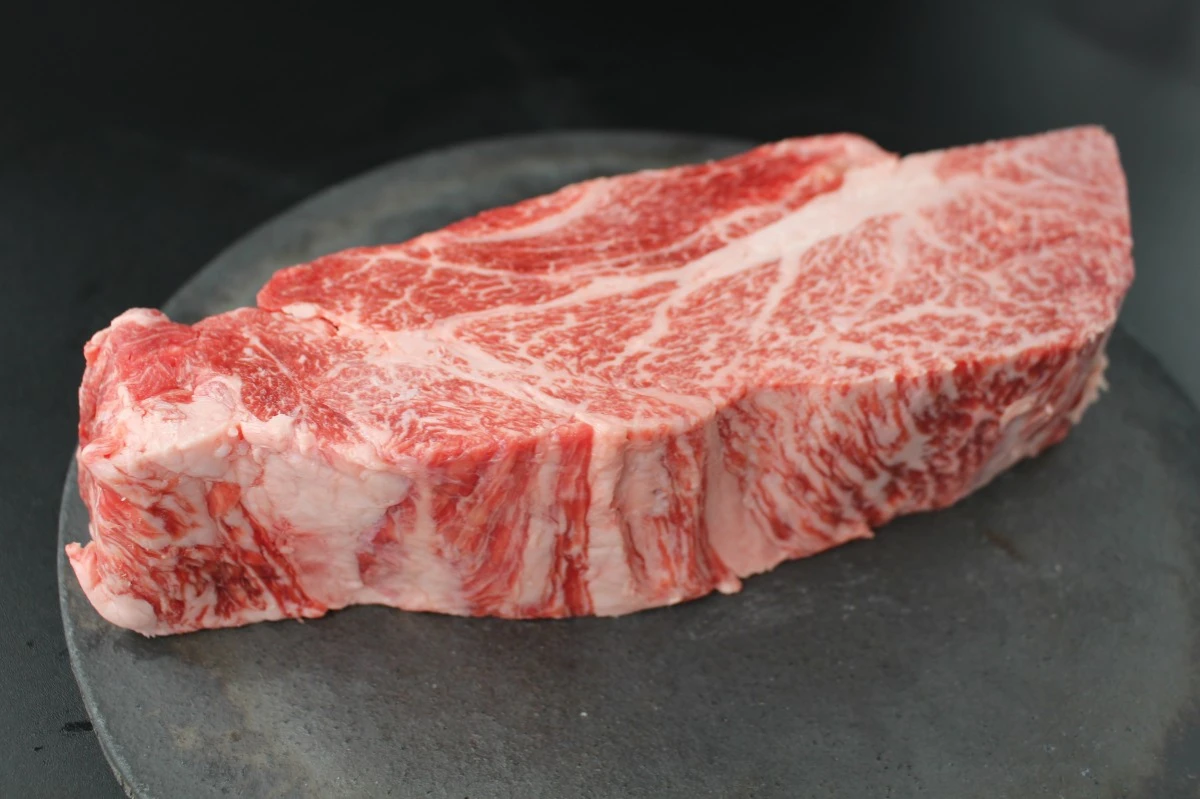 【現品限り】近江牛クラシタ塊肉988g【別名：かたロース】