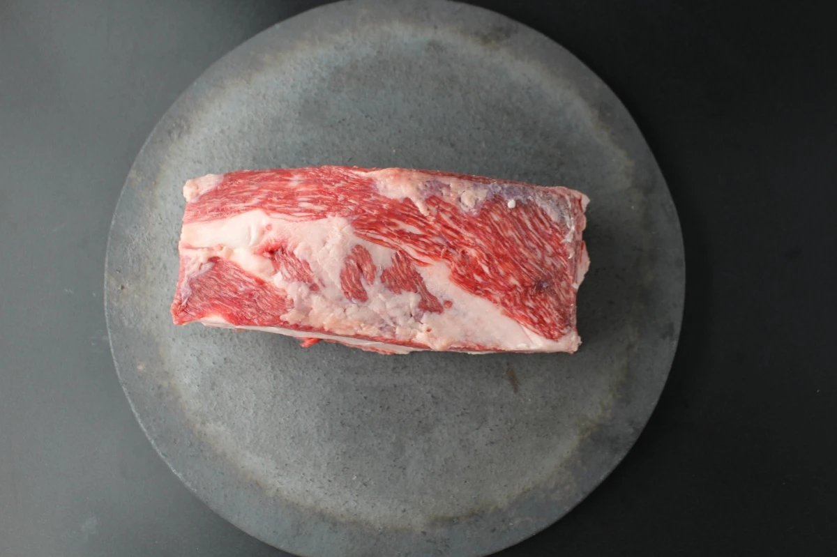 【現品限り】近江牛上ネック塊肉570g【煮込み・焼肉にも！】