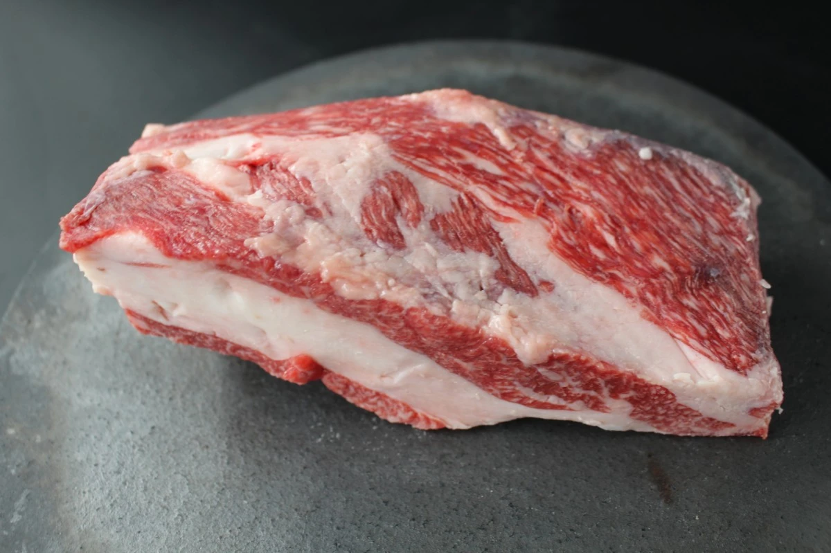 【現品限り】近江牛上ネック塊肉570g【煮込み・焼肉にも！】