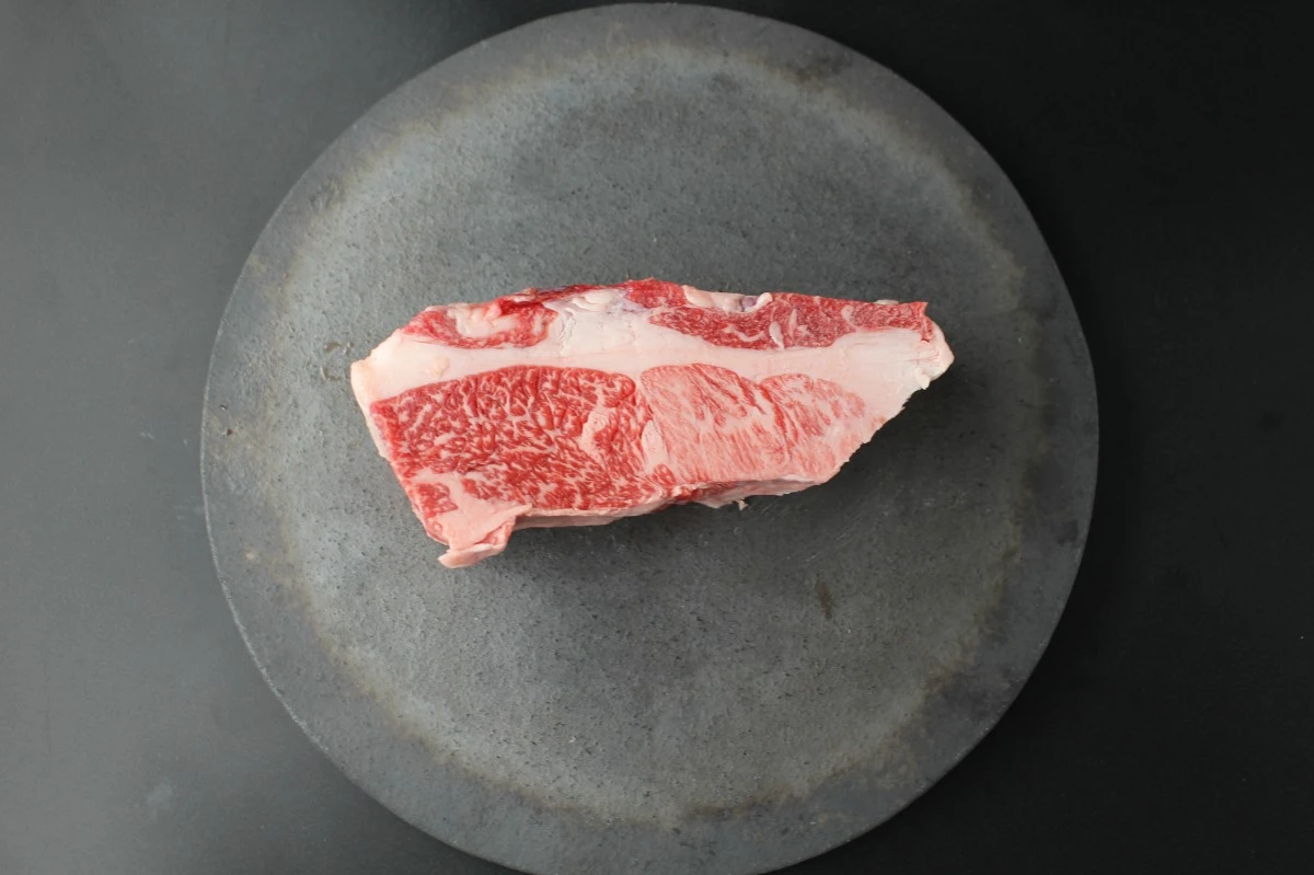 【現品限り】近江牛上ネック塊肉408g【煮込み・焼肉にも！】