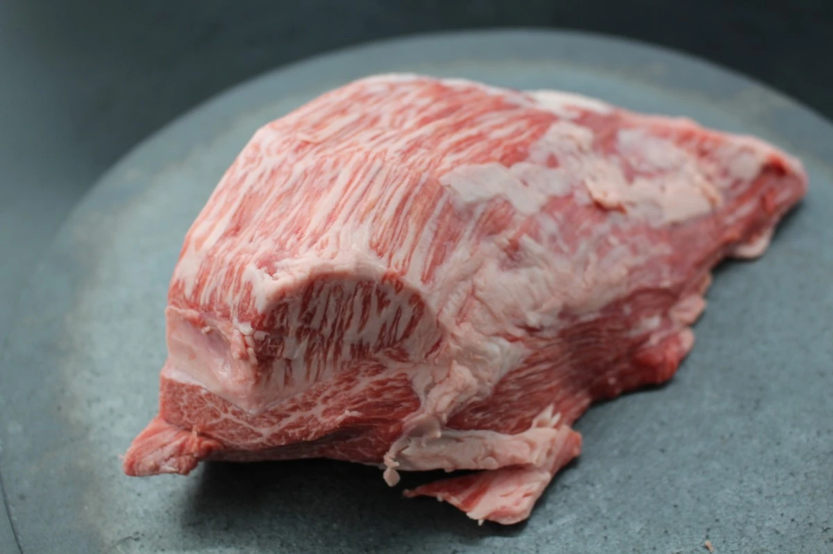 【現品限り】近江牛肩三角(クリ)塊肉597ｇ