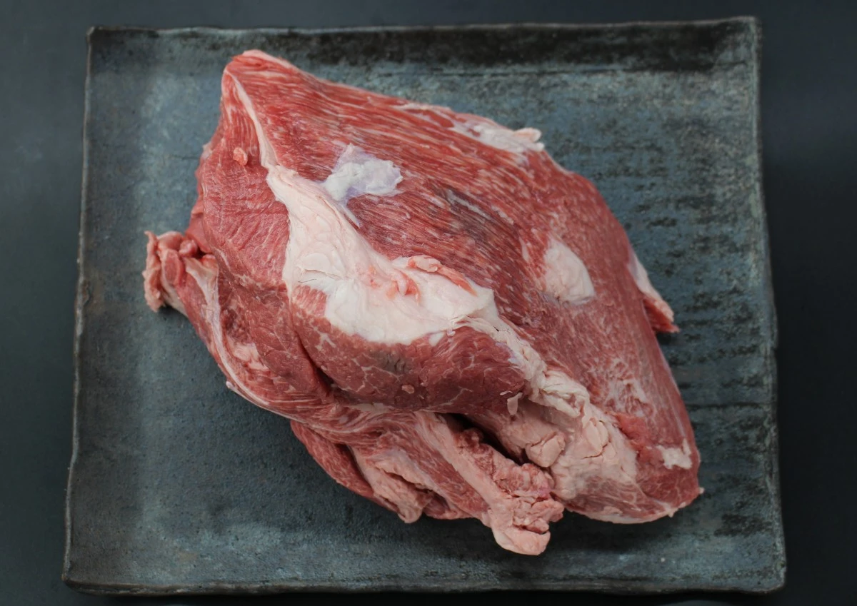 【現品限り】近江牛ニノウデ塊肉1412g【煮込み用】