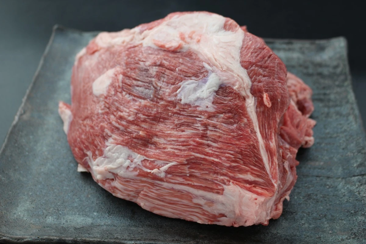 【現品限り】近江牛ニノウデ塊肉1412g【煮込み用】