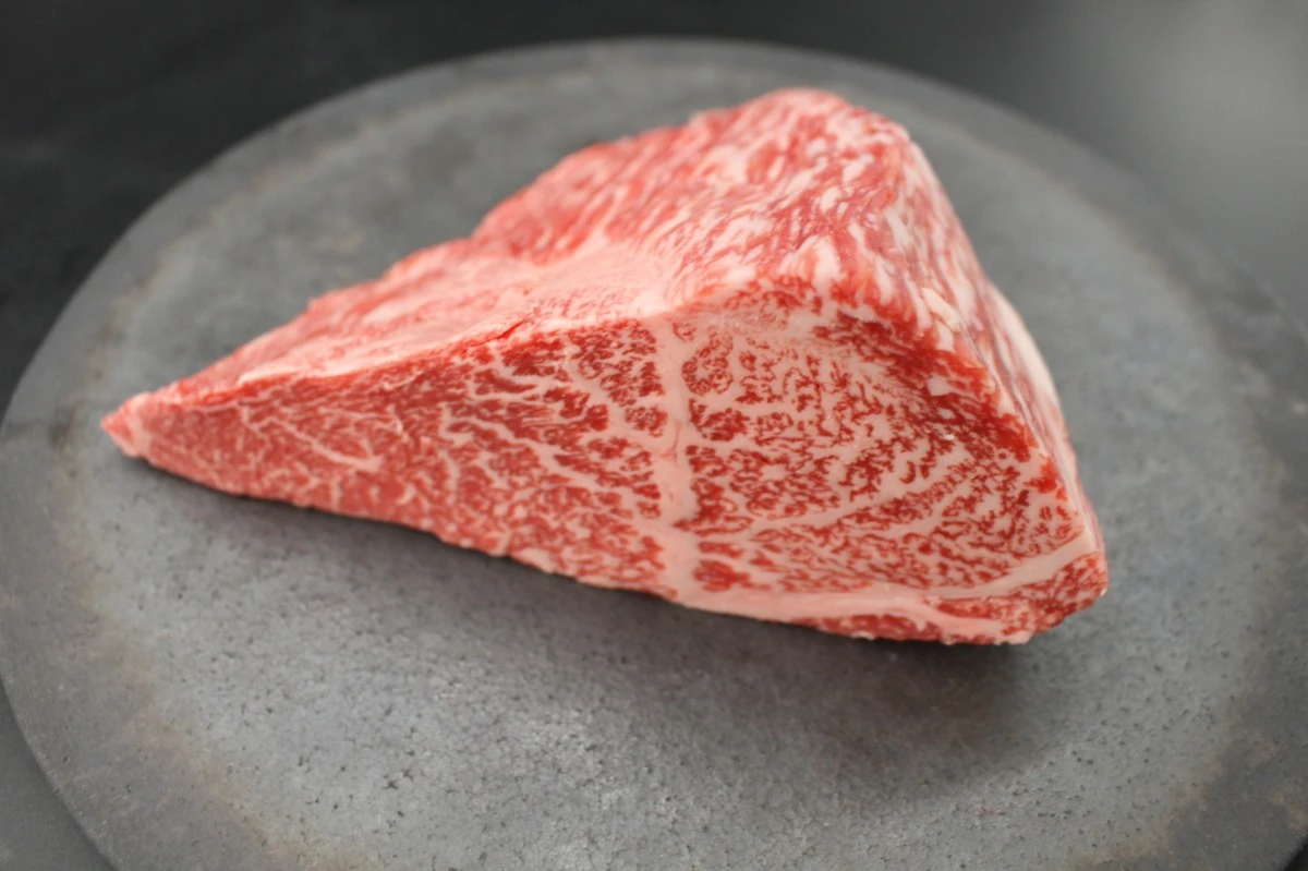 【現品限り】近江牛肩三角(クリ)塊肉633ｇ