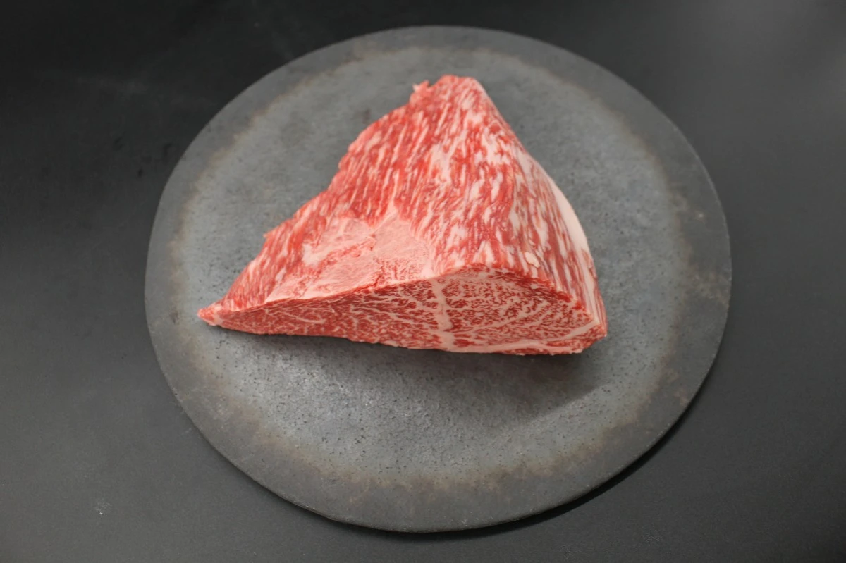 【現品限り】近江牛肩三角(クリ)塊肉633ｇ