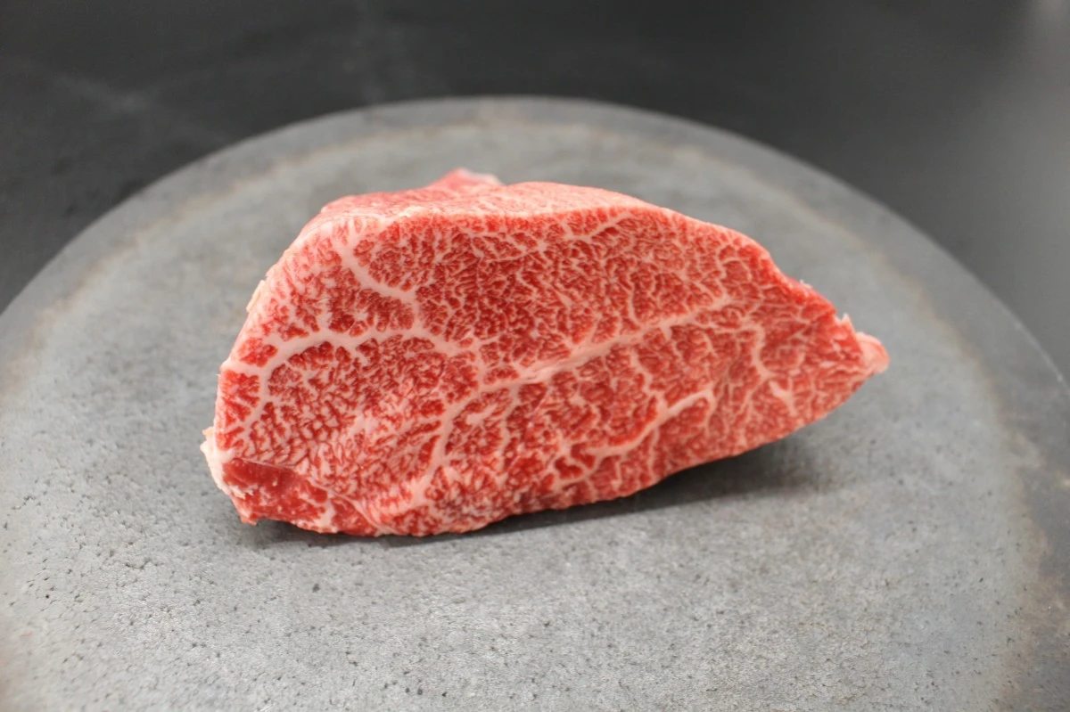 【現品限り】近江牛肩三角(クリ)塊肉387ｇ