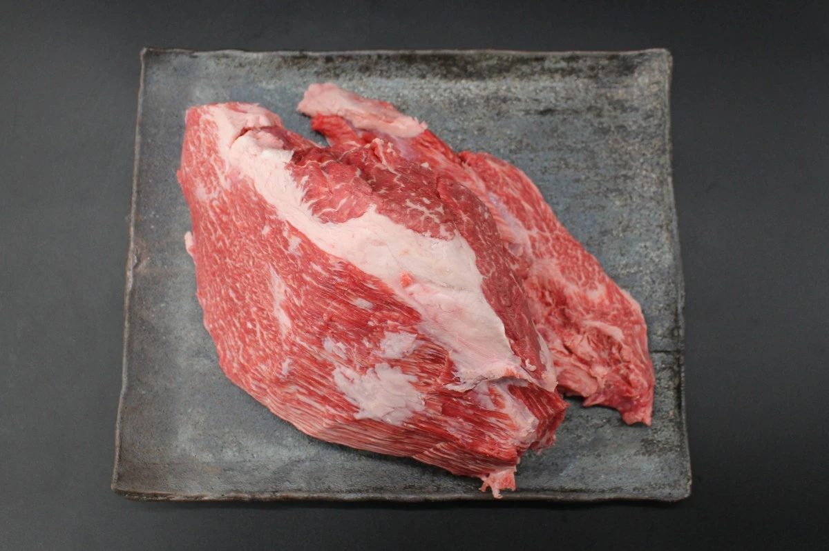 【現品限り】近江牛ニノウデ塊肉1360g【煮込み用】